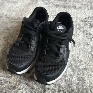 Black and whjte women’s Nike air max size 6